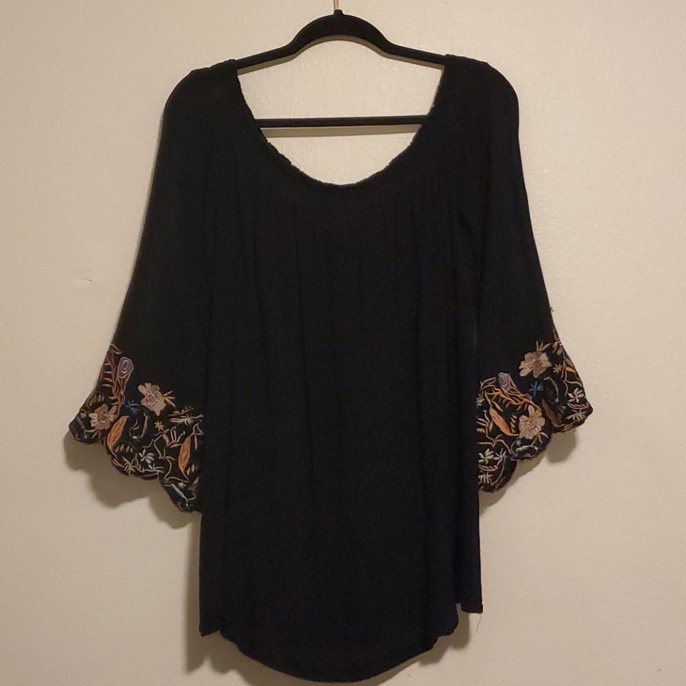 FOREVER 21 TUNIC FLORAL EMBROIDED SLEEVE